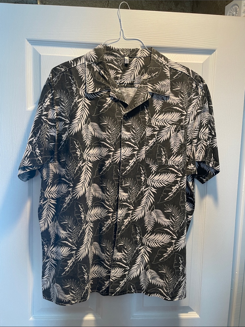 Men's Black & White Tropical Print Short Sleeve Shirt